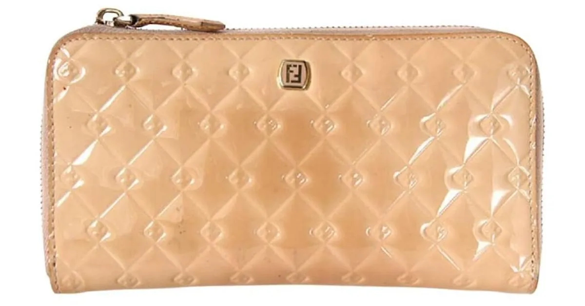 *** Cartera larga con cremallera redonda de charol Fendi Beige 