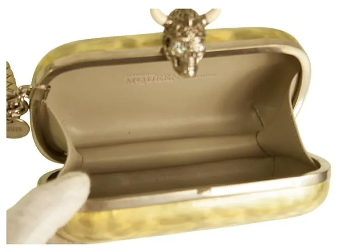 Alexander McQueen Cartera de mano con cierre de calavera plateada con tachuelas vikingas de charol gris 