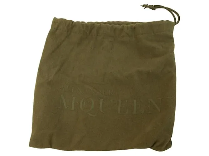 Alexander McQueen Cartera de mano con cierre de calavera plateada con tachuelas vikingas de charol gris 