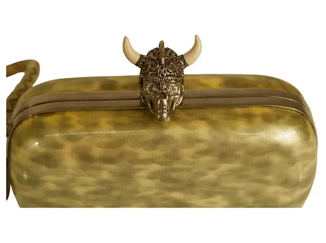Alexander McQueen Cartera de mano con cierre de calavera plateada con tachuelas vikingas de charol gris 