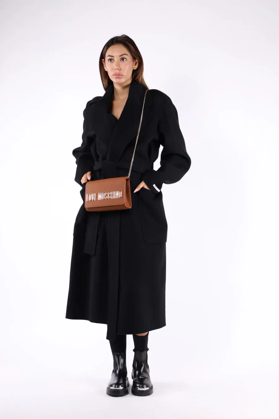 Bolso bandolera marrón con cadena y maxilogo 