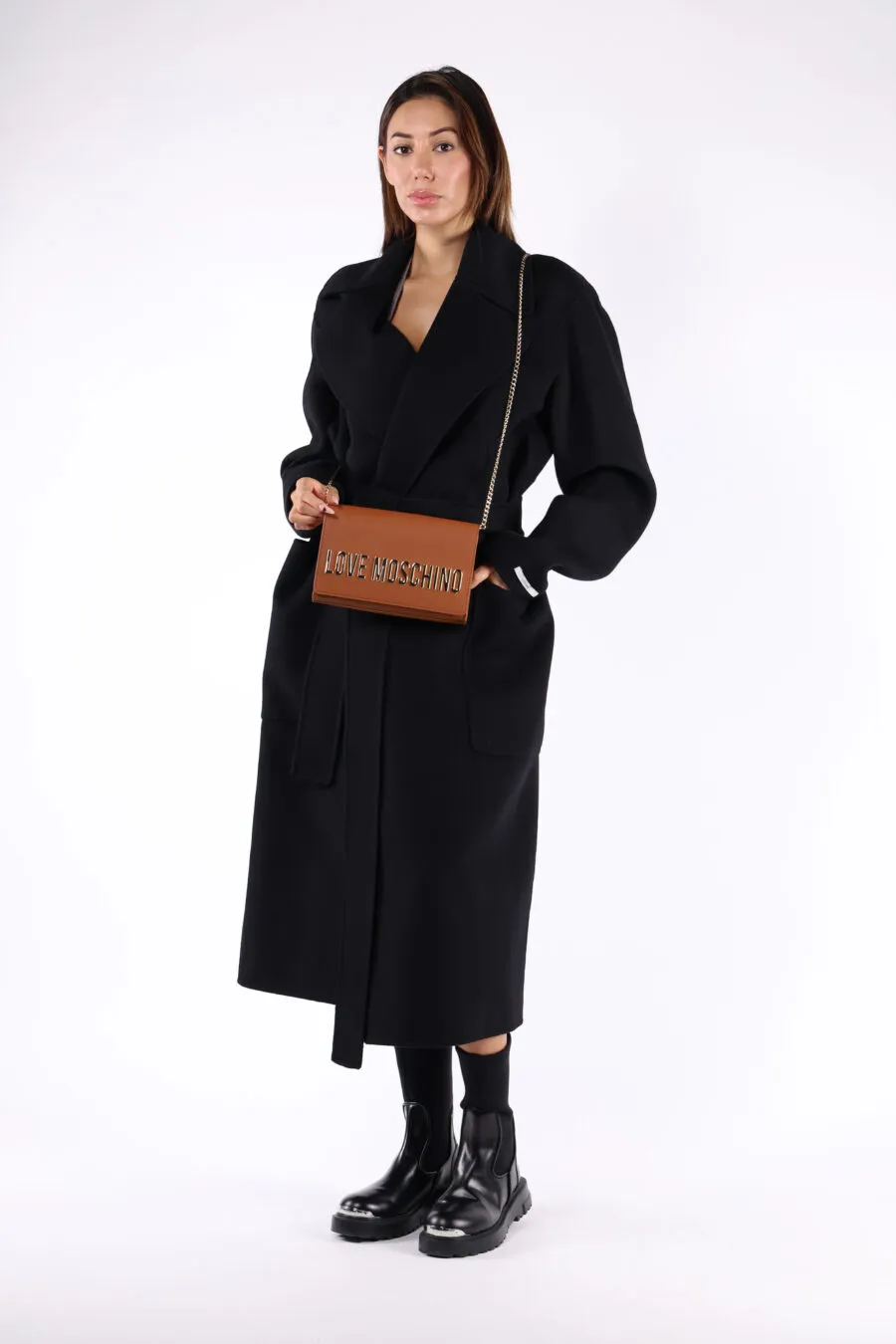 Bolso bandolera marrón con cadena y maxilogo 