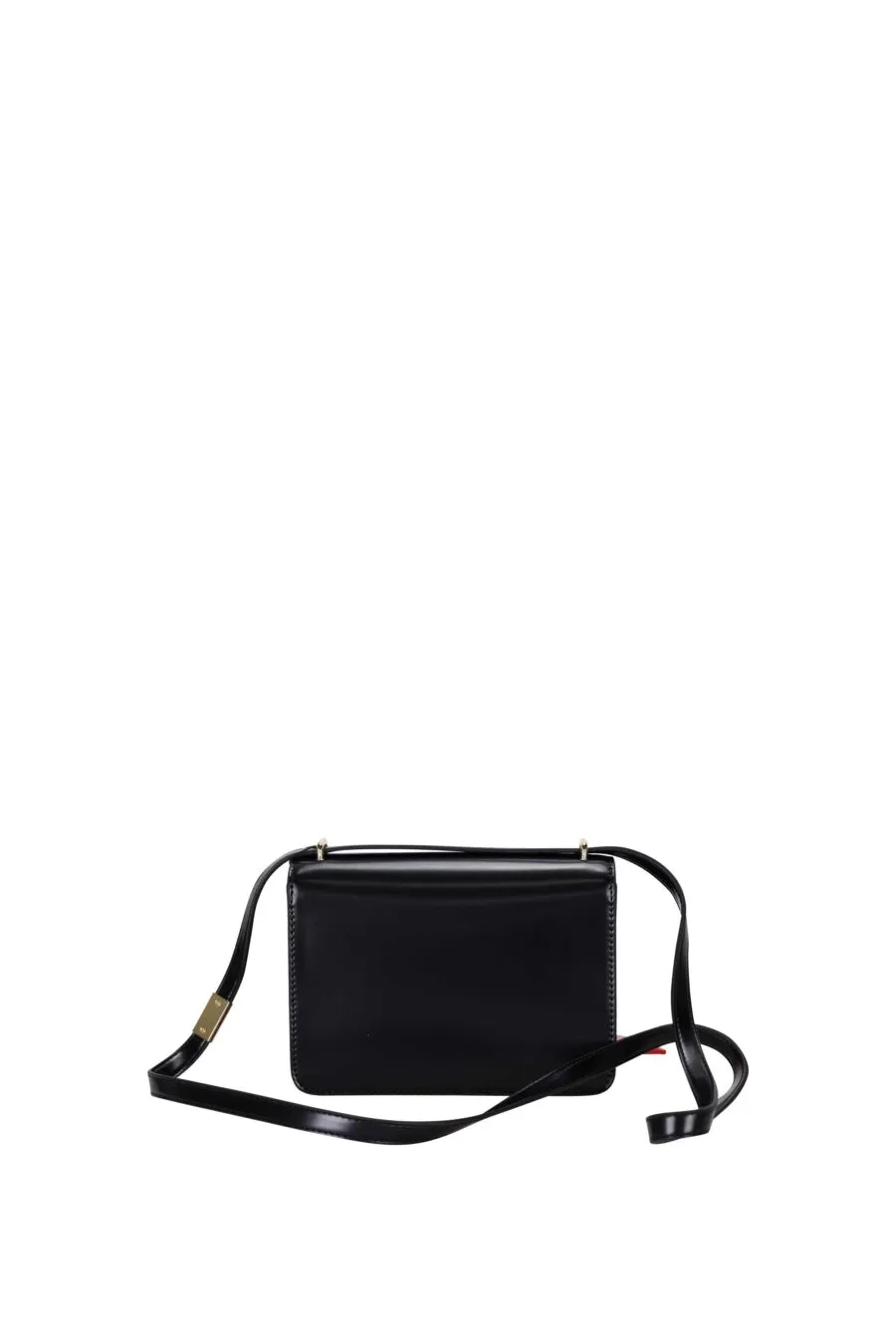 Bolso bandolera negro con corazón rojo y cadena dorada