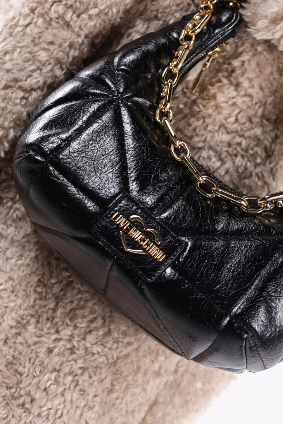 Bolso de hombro negro con bandolera extraíble y cadena dorada