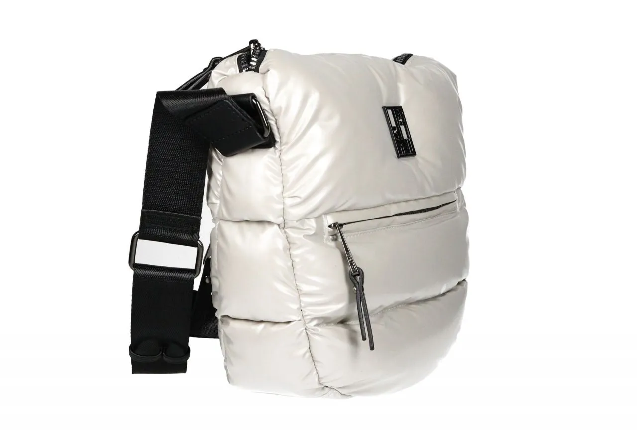 Bolso Enguatado Plata Bolsillos Asa Colgar Cinta Negra