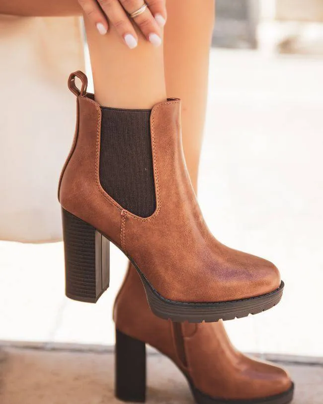 BOTINES DE MUJER EN COLOR CAMEL CON TACóN  VIOLETTE
