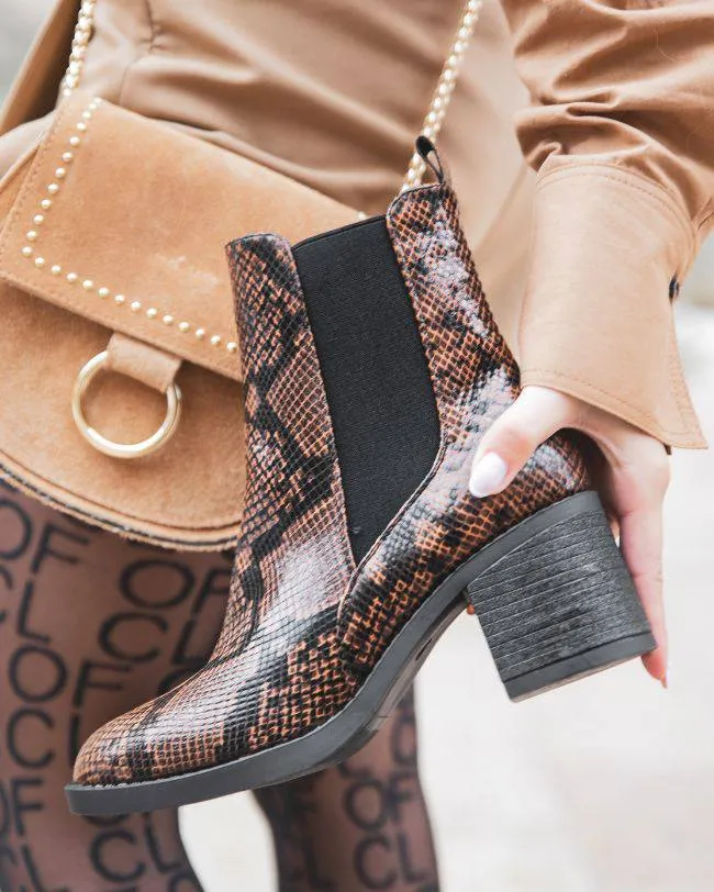 BOTINES PARA MUJER CON ESTAMPADO MARRóN Y TACóN  CARLA