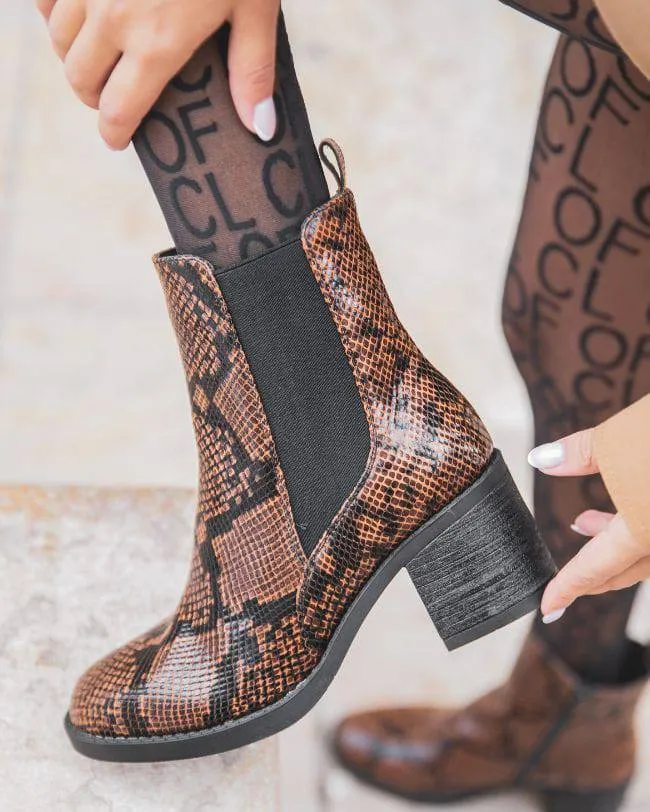 BOTINES PARA MUJER CON ESTAMPADO MARRóN Y TACóN  CARLA