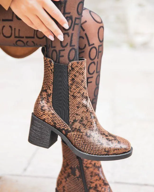 BOTINES PARA MUJER CON ESTAMPADO MARRóN Y TACóN  CARLA