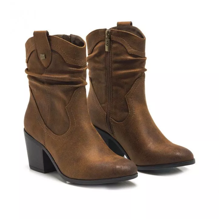 Botines tacón Mustang cowboy en color marrón con puntera redondeada y tacón grueso