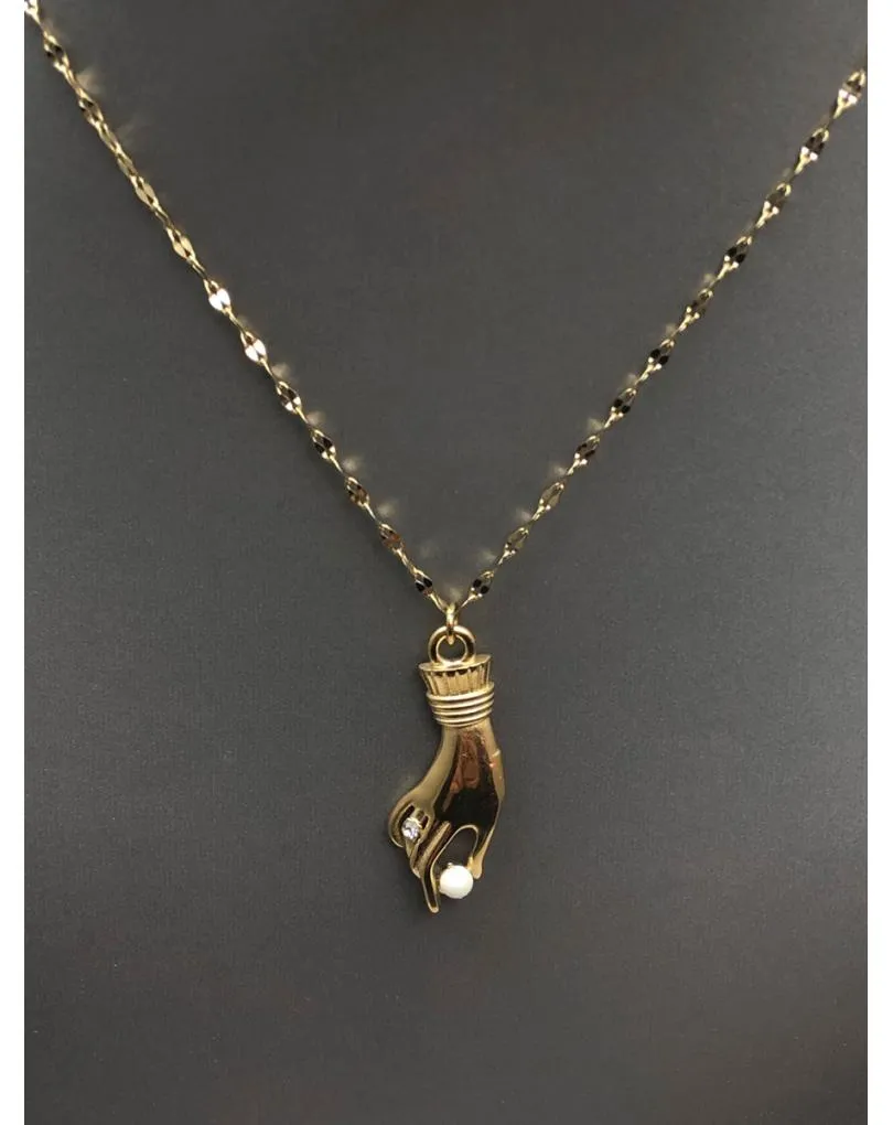 CADENAS DORADAS CON VISTOSO COLGANTE DE MANO DE MUJER