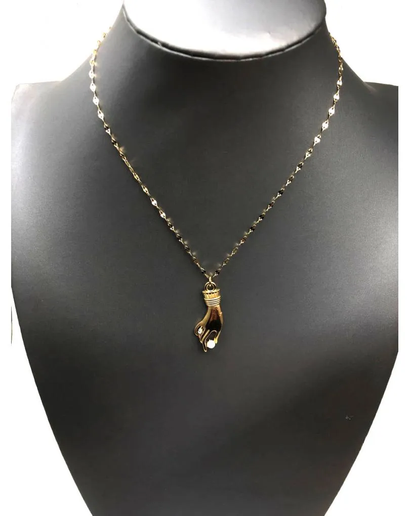 CADENAS DORADAS CON VISTOSO COLGANTE DE MANO DE MUJER