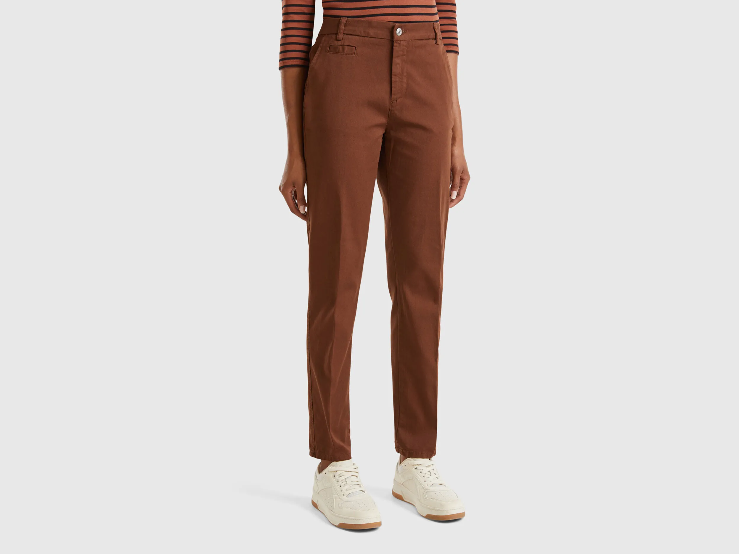 Chinos slim fit de algodón marrón oscuro