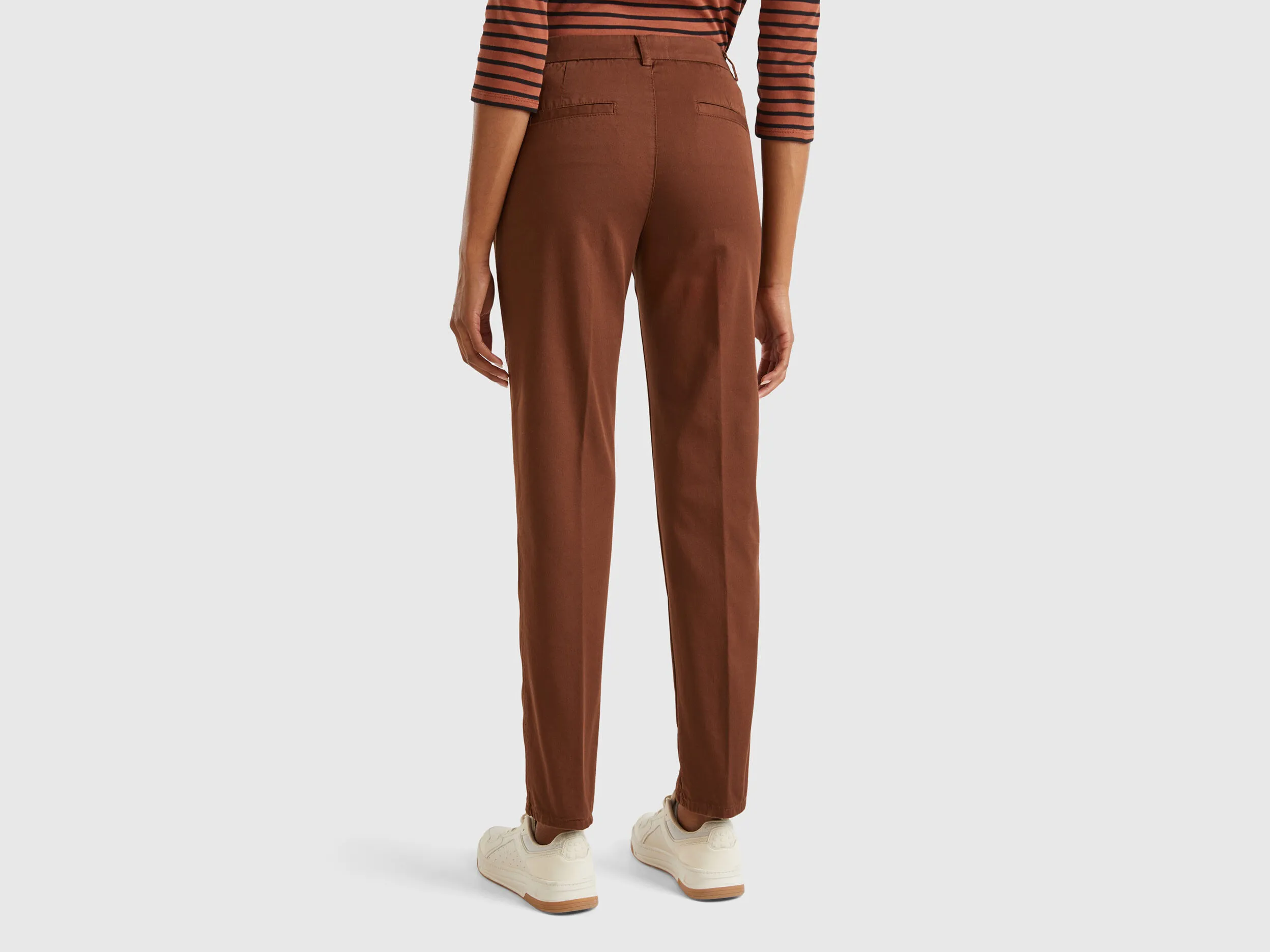 Chinos slim fit de algodón marrón oscuro