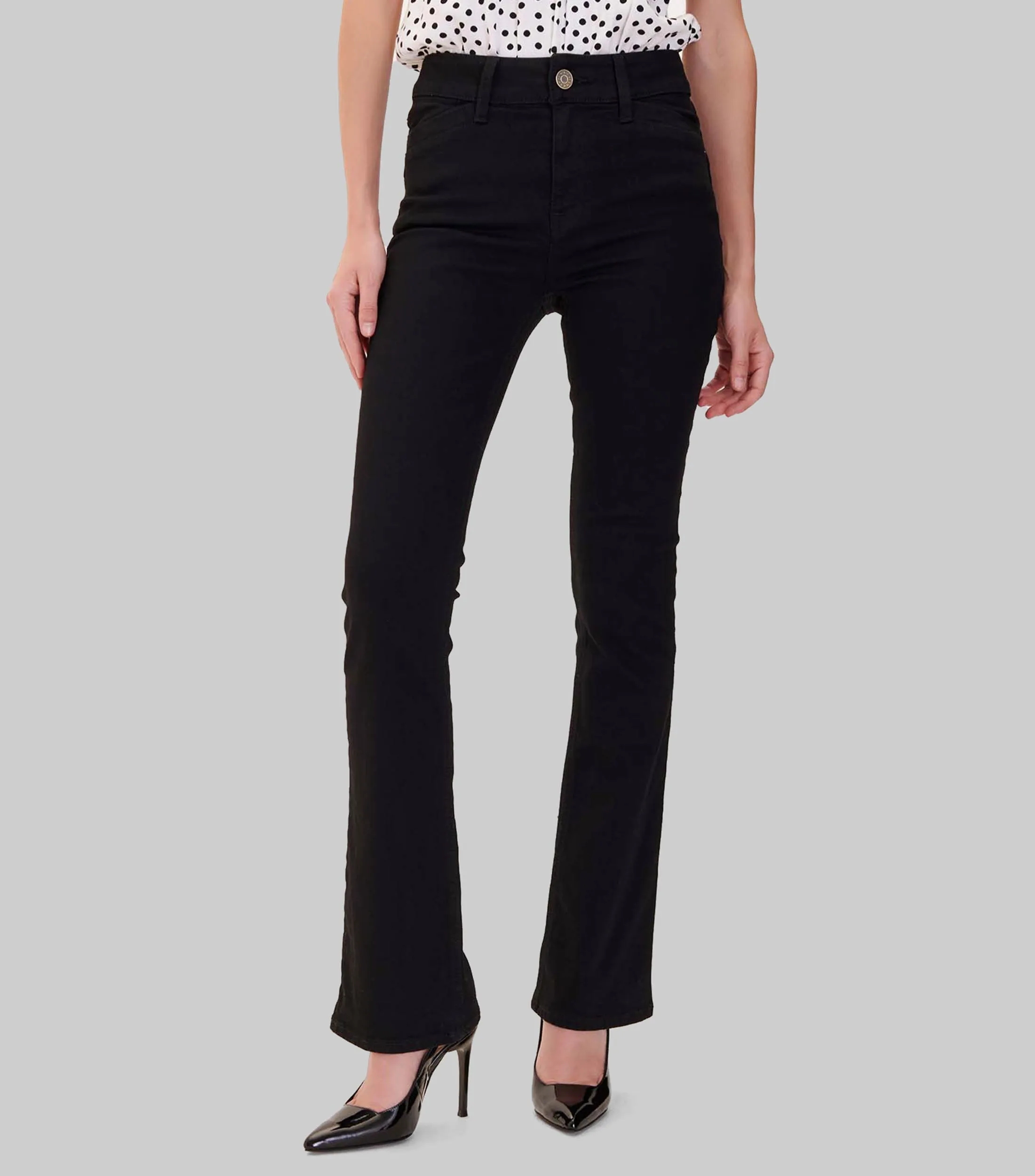 Julio Jeans Acampanados Tiro Medio Con Push Up Negros Mujer