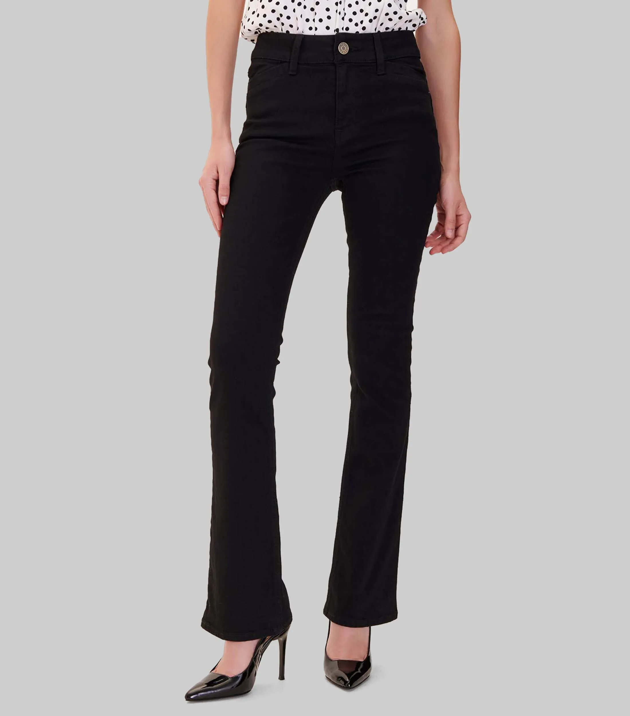 Julio Jeans Acampanados Tiro Medio Con Push Up Negros Mujer