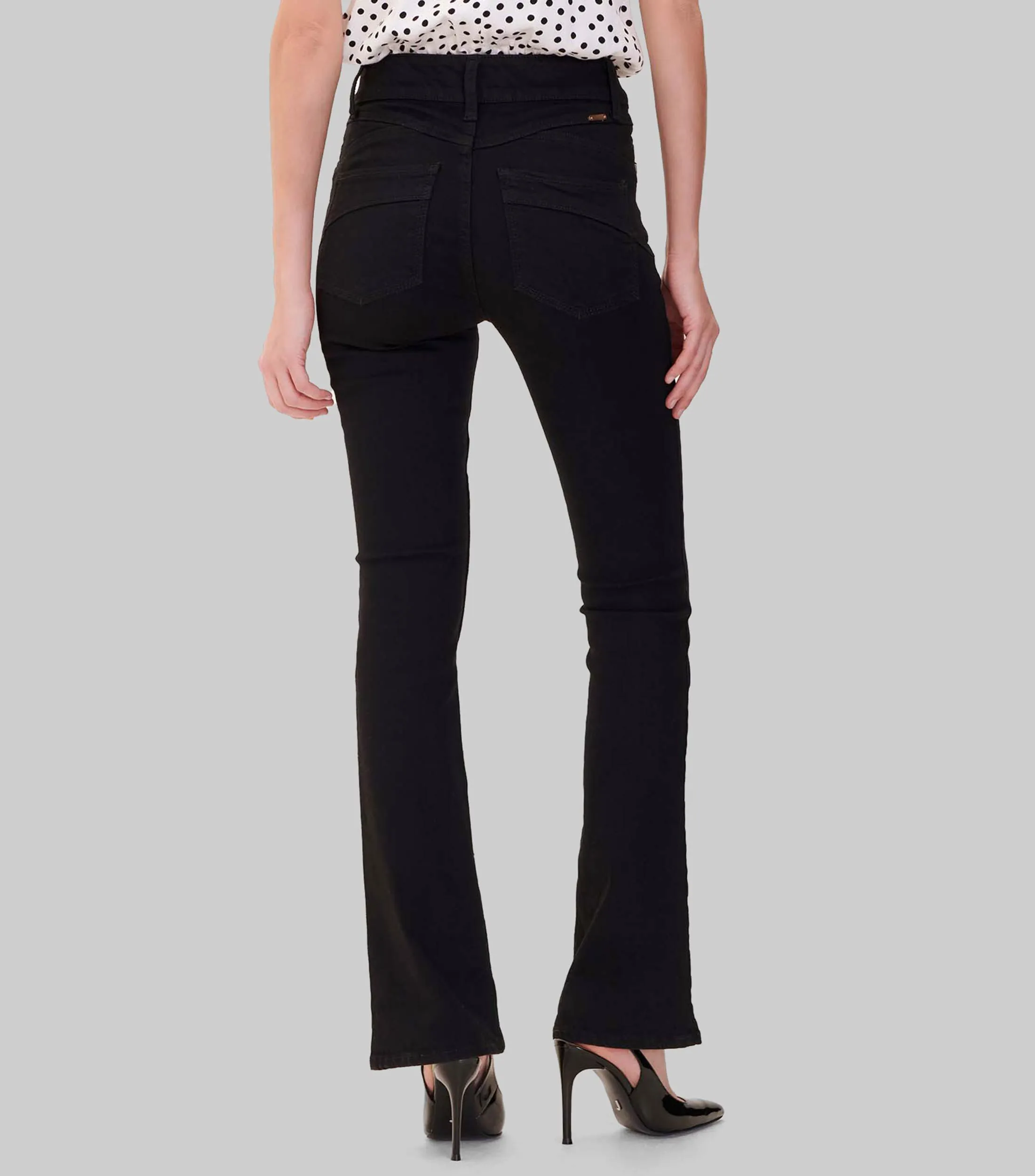 Julio Jeans Acampanados Tiro Medio Con Push Up Negros Mujer