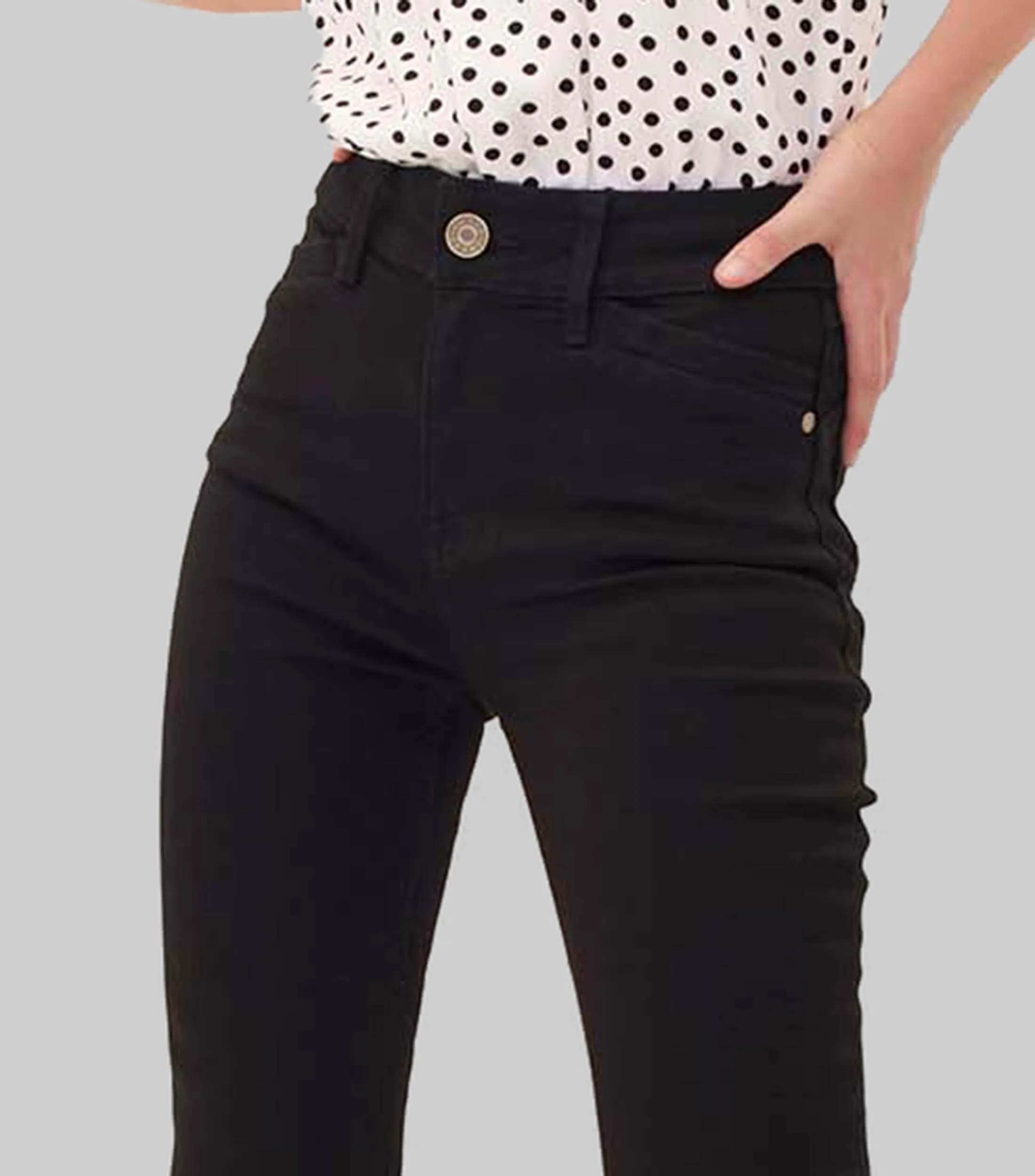 Julio Jeans Acampanados Tiro Medio Con Push Up Negros Mujer
