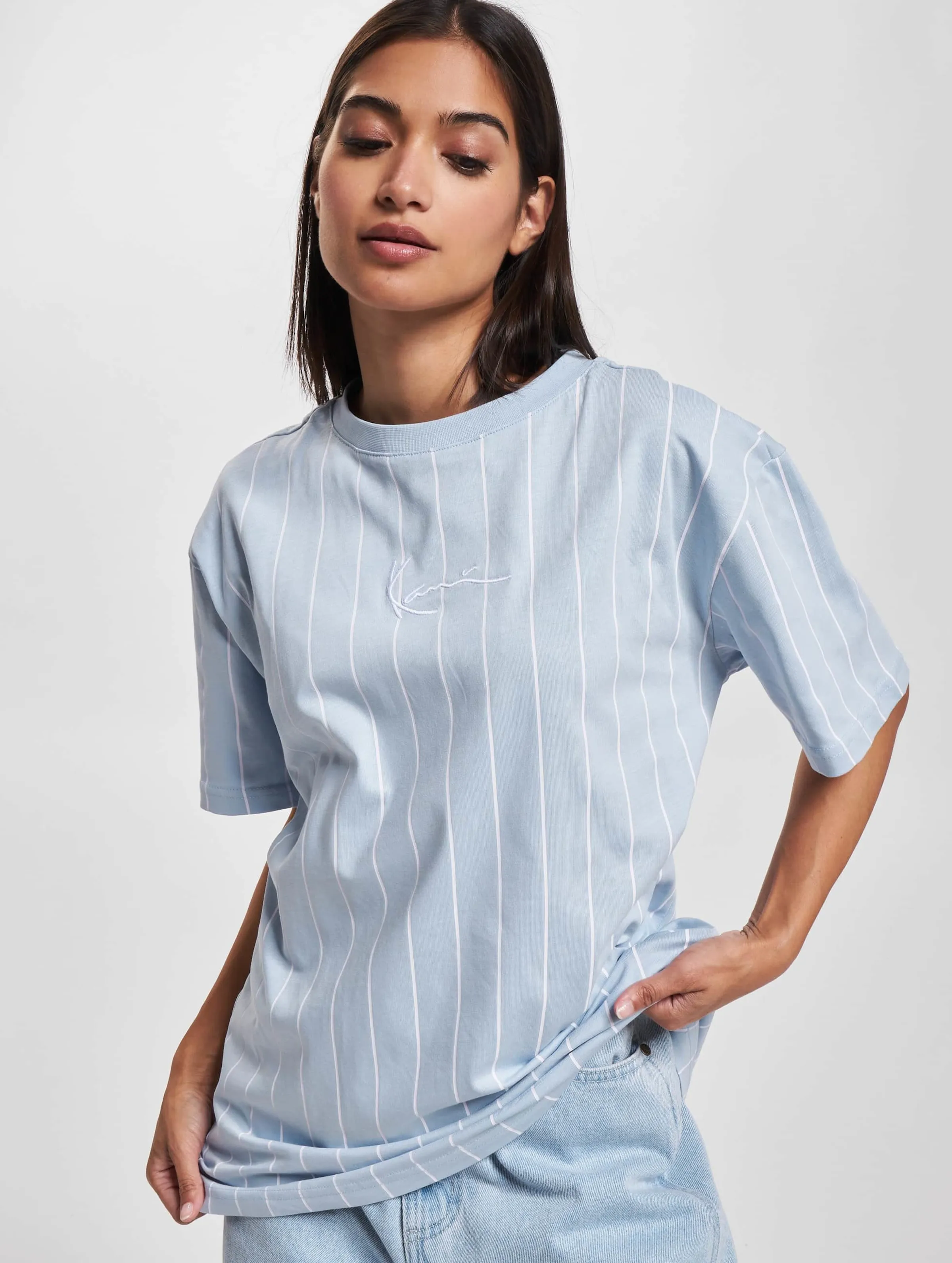 KARL KANI SMALL SIGNATURE PINSTRIPE OS TSHIRT LIGHT