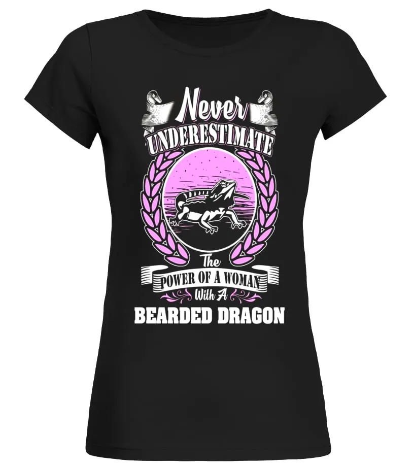 NEVER UNDERESTIMATE WOMAN WITH BEARDED DRAGON SHIRT  LIMITED EDITION CAMISETA CUELLO REDONDO MUJER