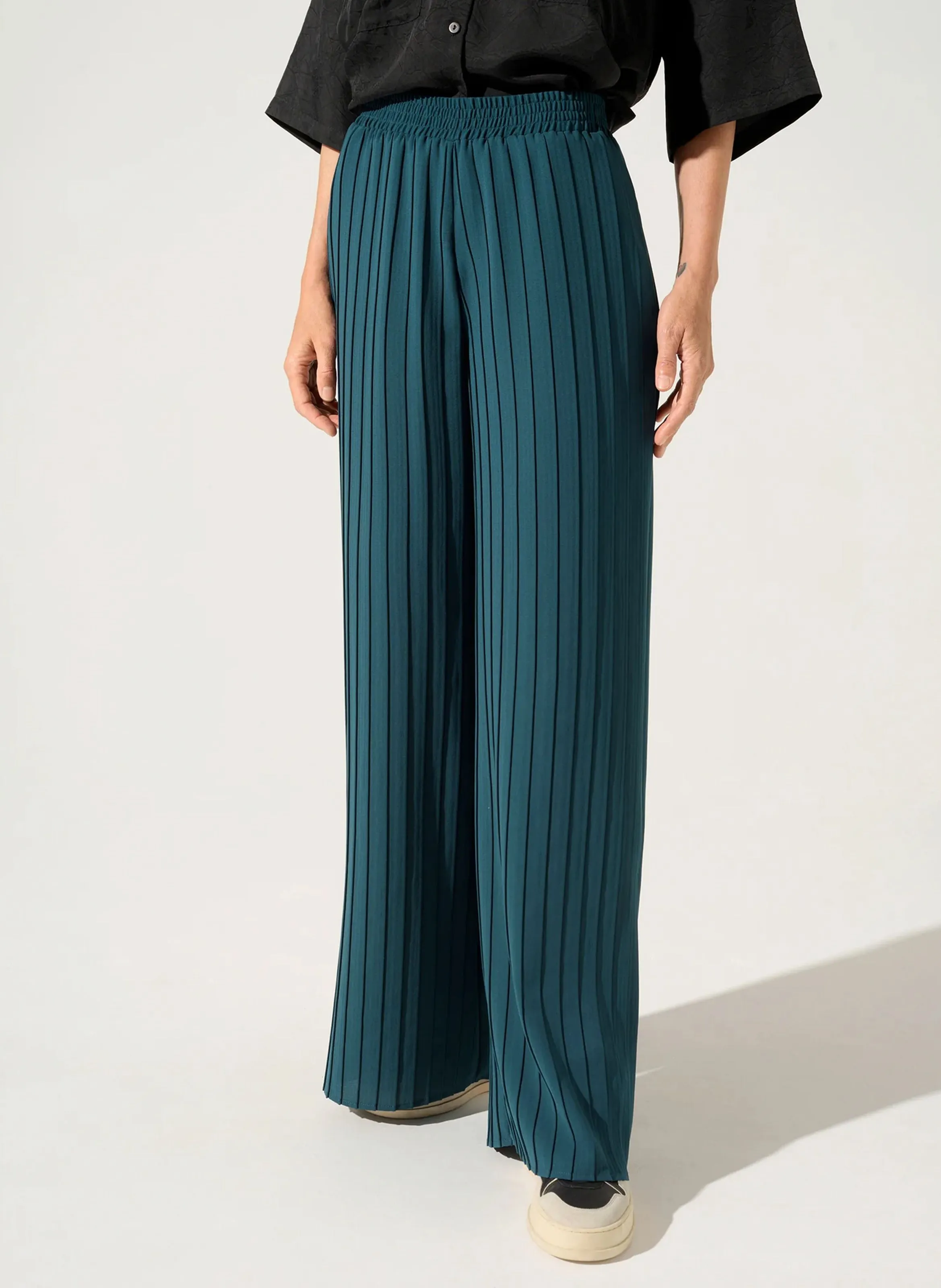 Pantalón ancho plisado en azul