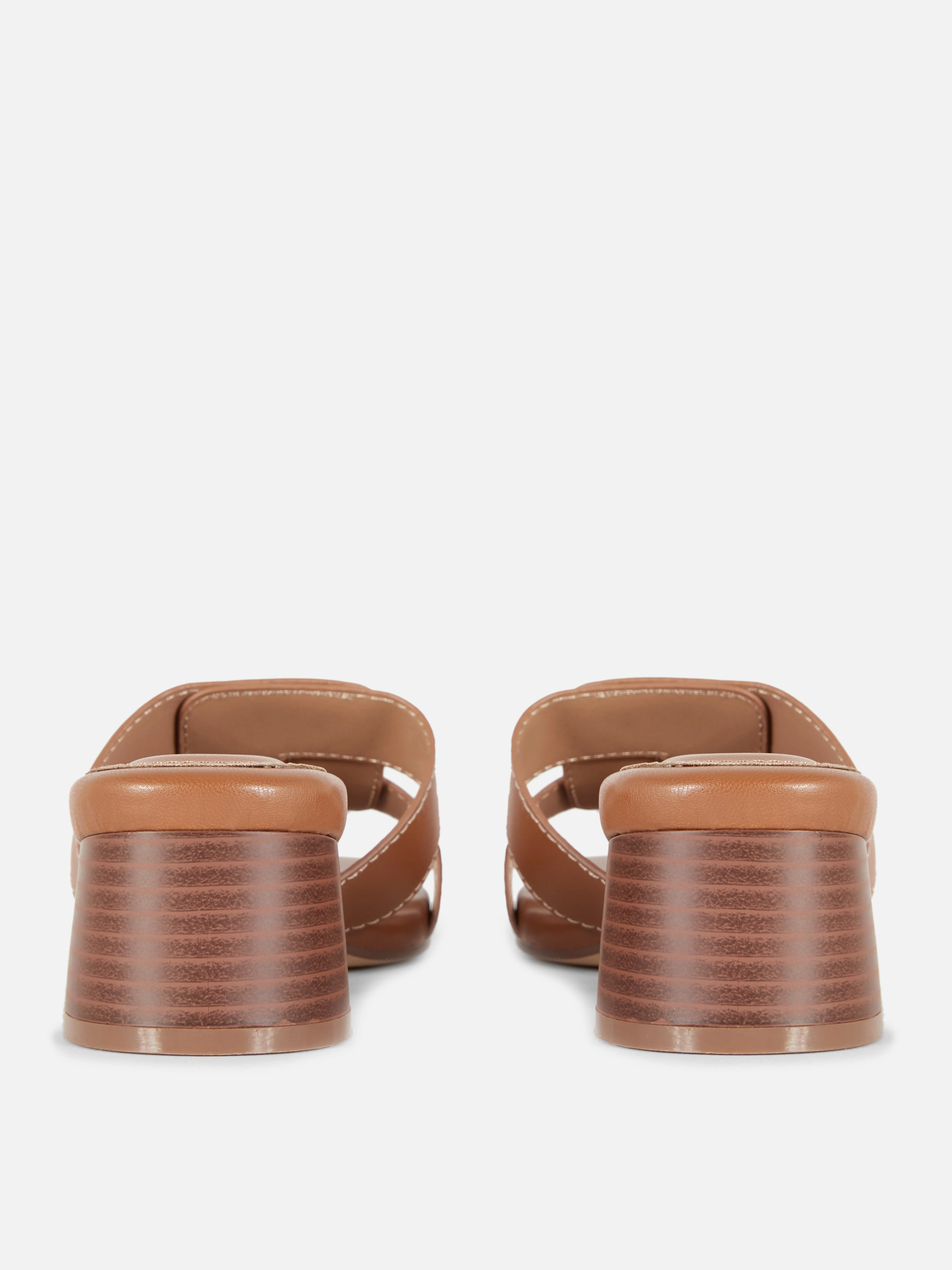 Sandalias de tacón con tiras unidas