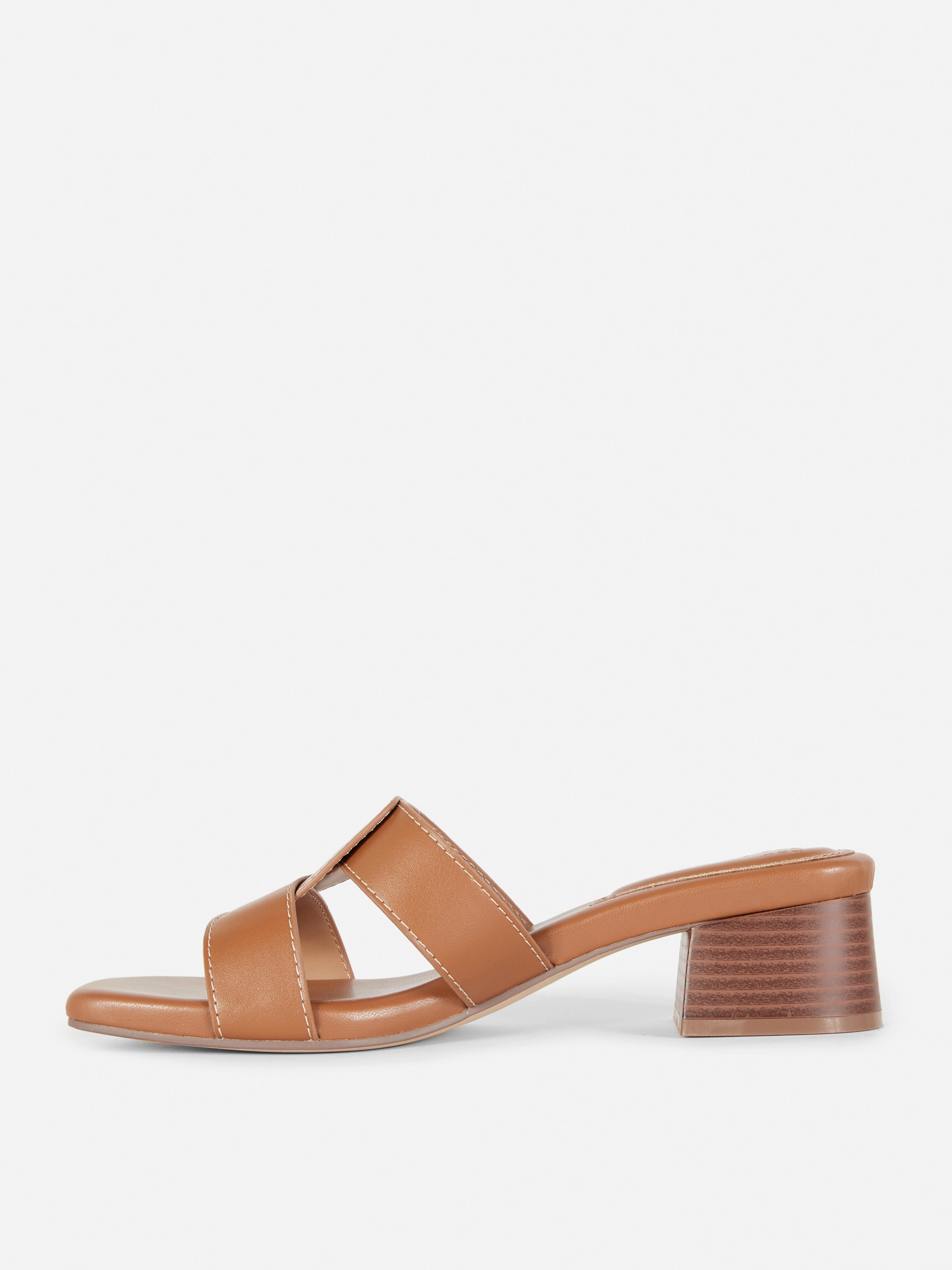 Sandalias de tacón con tiras unidas
