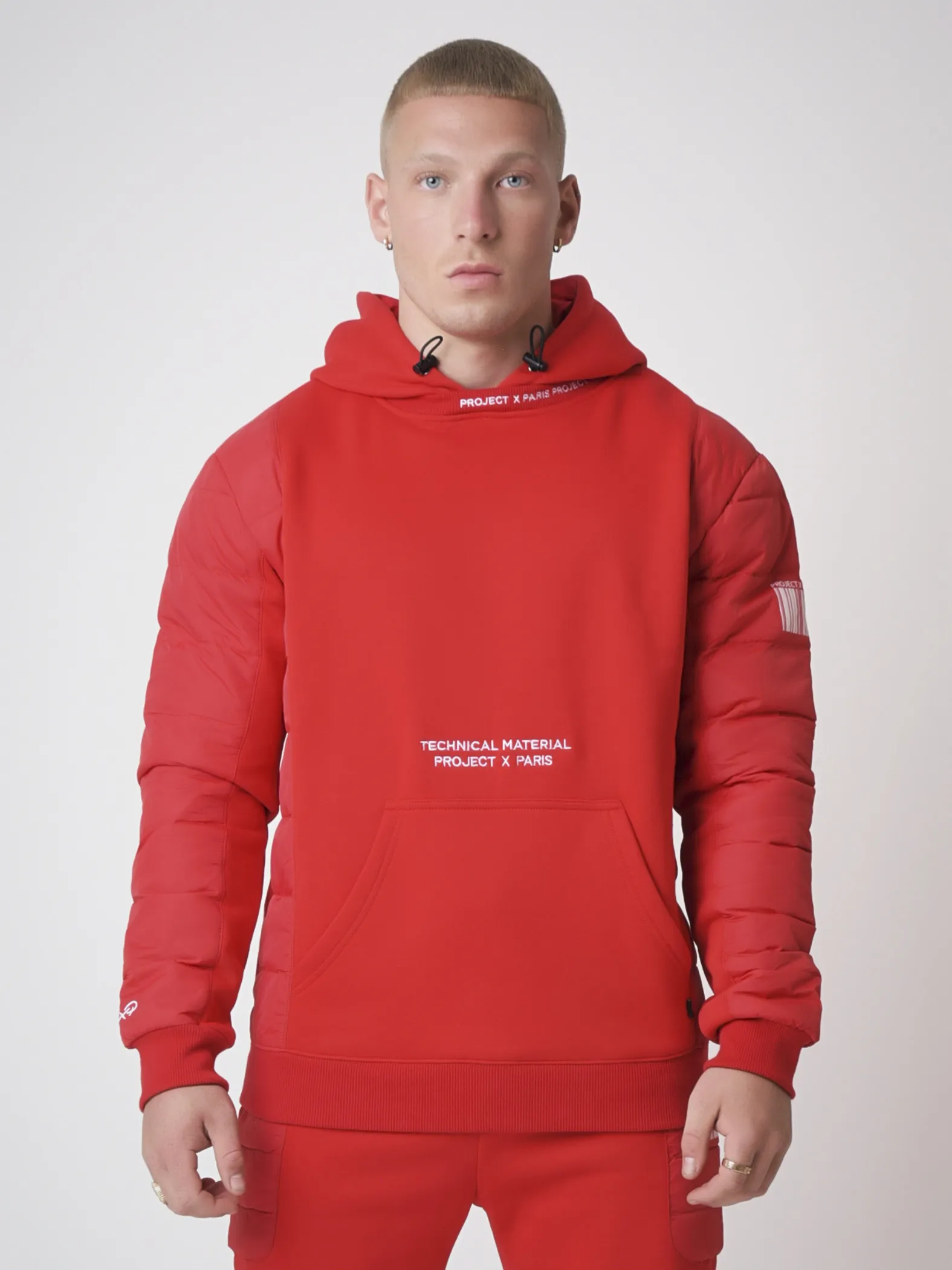 Sudadera con capucha y mangas acolchadas