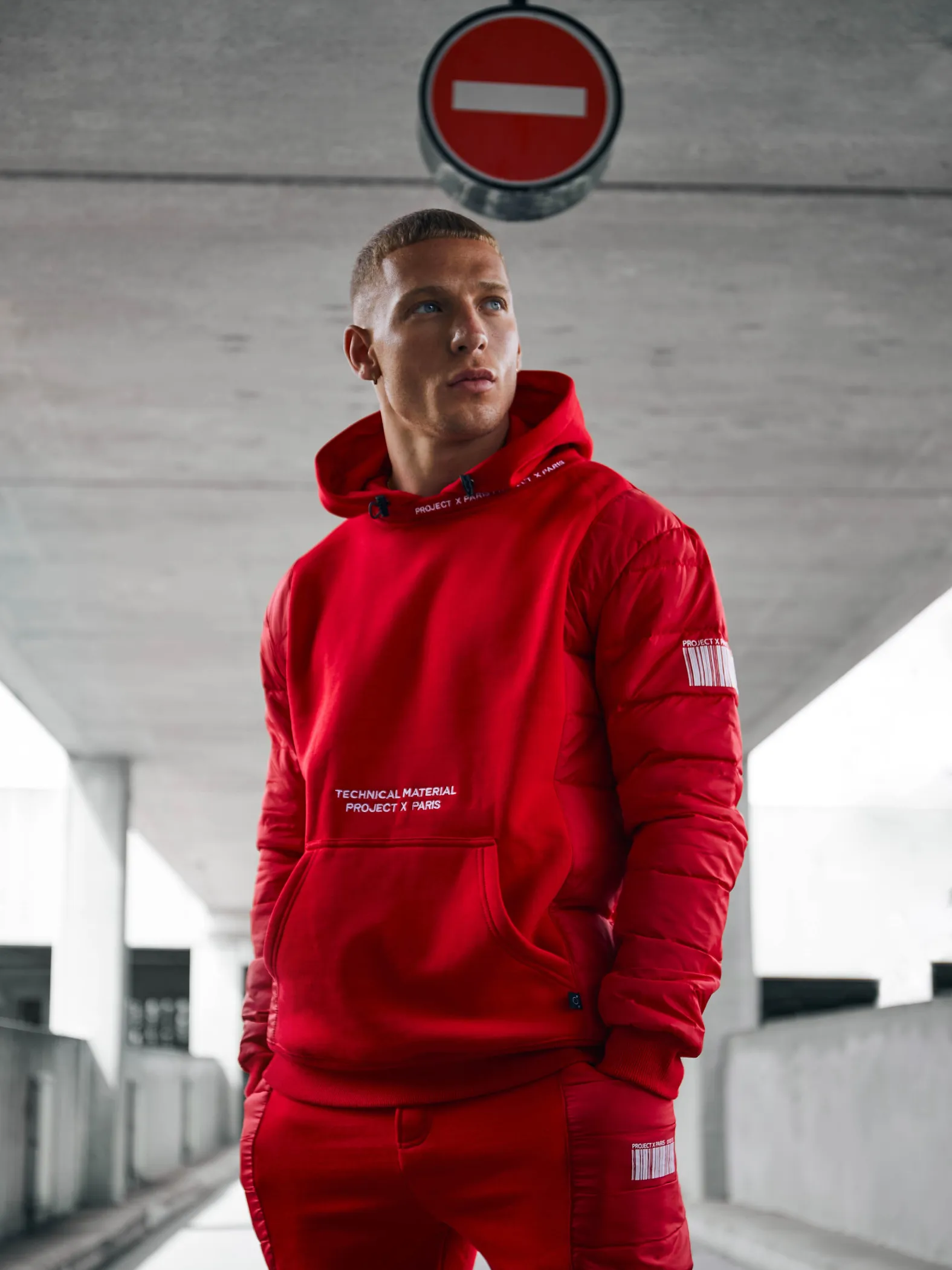 Sudadera con capucha y mangas acolchadas