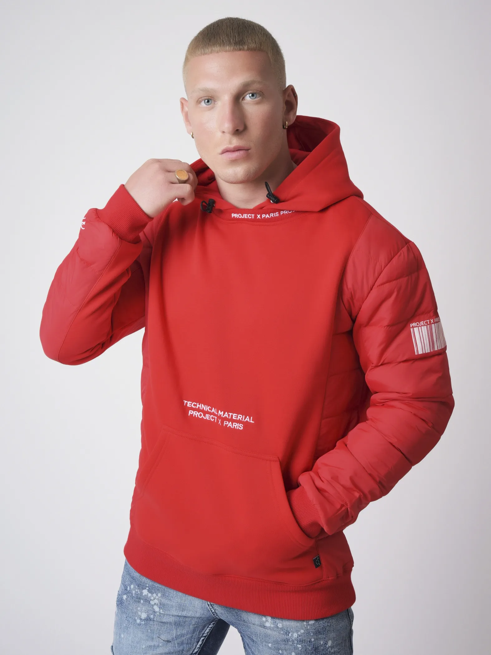 Sudadera con capucha y mangas acolchadas