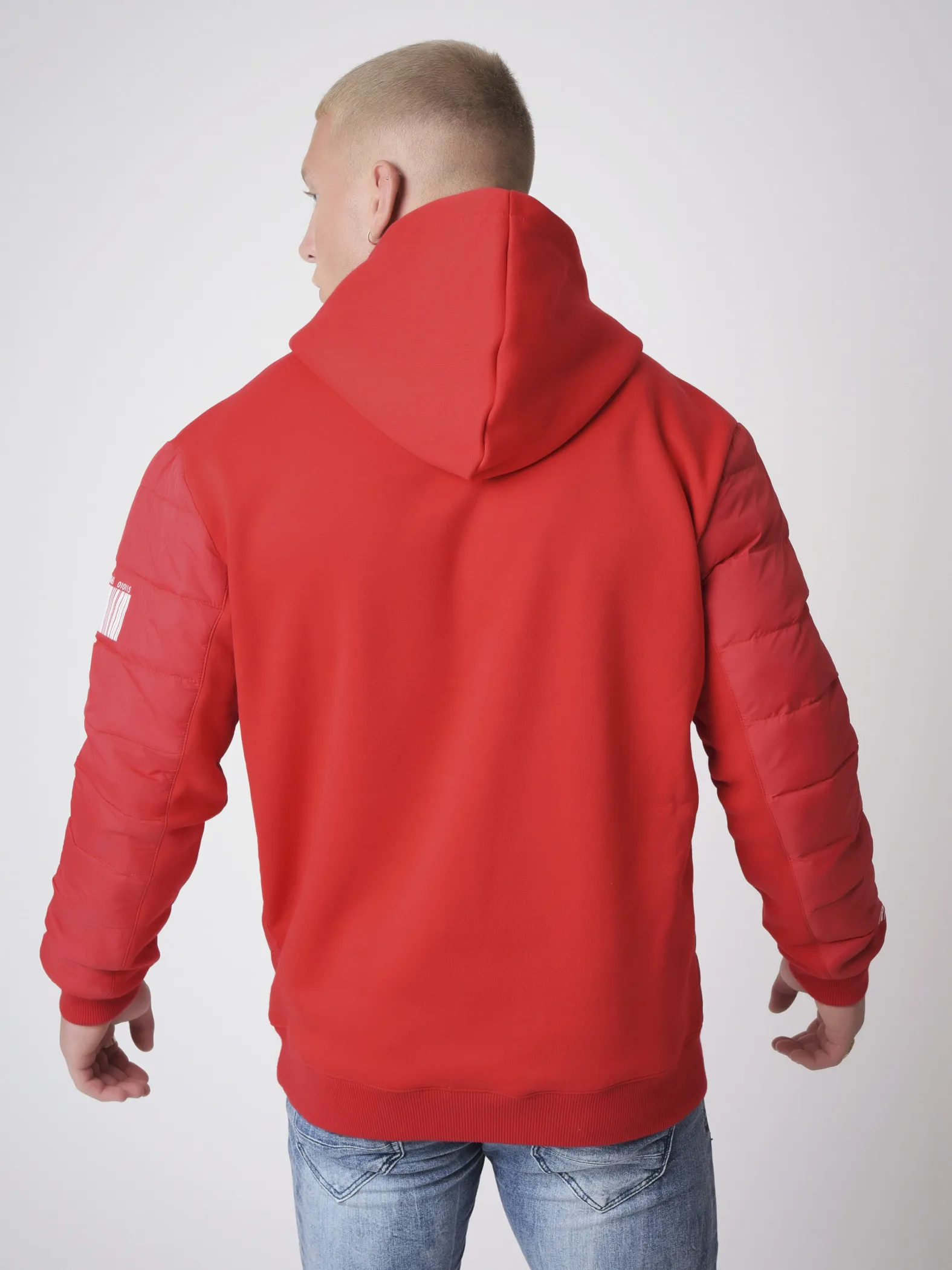 Sudadera con capucha y mangas acolchadas