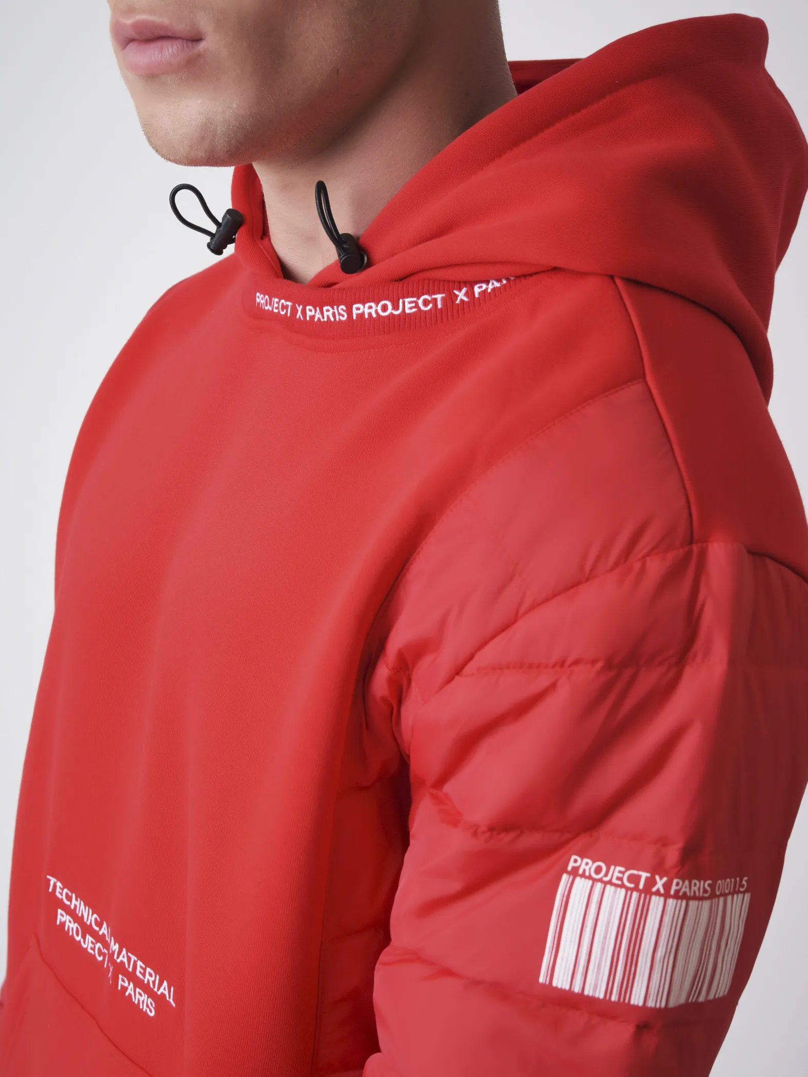 Sudadera con capucha y mangas acolchadas